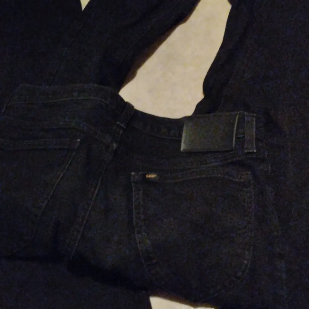 Säljer 3 stycken jeans från Lee, alla 3 för 1000kr och en för 400kr.  Dem svarta är i storlek W29 L32, den andra är W28 L30. Den gråa är i W29 L32. Skriv privat om du har mer frågor. Jeans & Byxor.