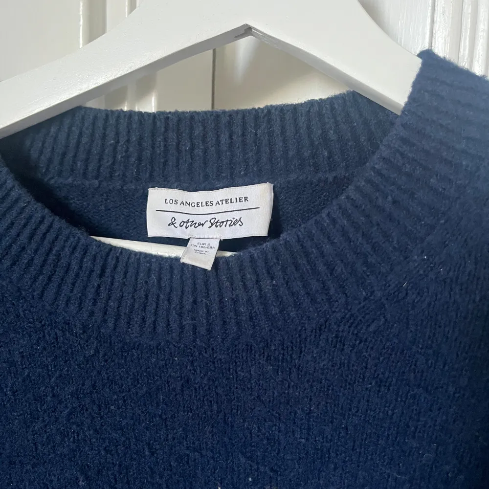 Mörkblå stickad tröja från &other storkens. Ordinarie pris är 490 kr men säljer för 250 kr då tröjan inte passar längre. Storlek S och i bra skick💓. Stickat.