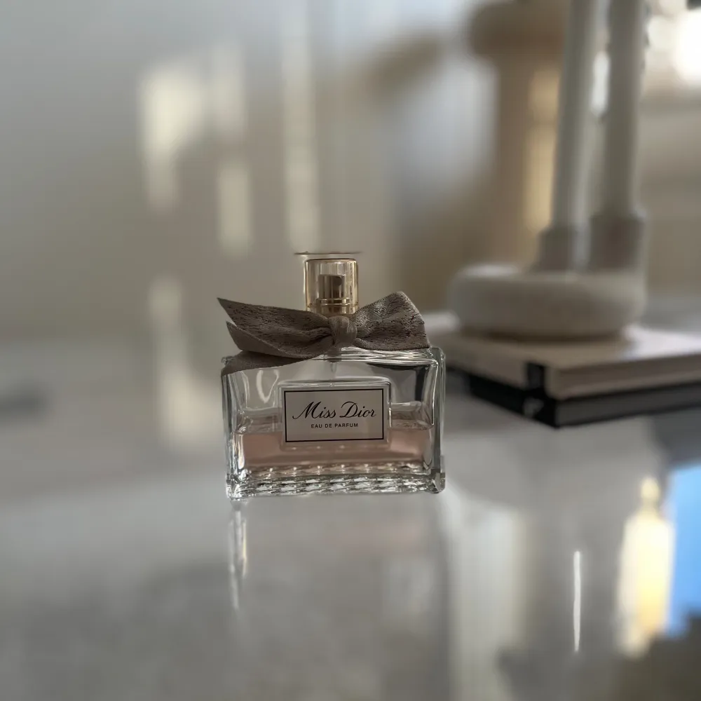 Säljer min parfym för ja känner att jag tröttnat lite på den 🤗 ungefär halva kvar så den har mycket kvar att ge 🌸  Nypris: ca 1800. Övrigt.