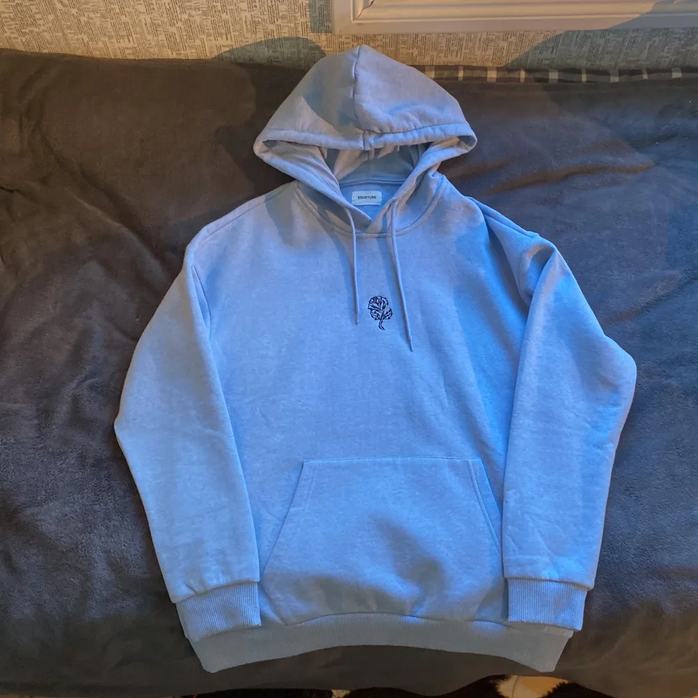 Ljusblå YOURTURN hoodie, alldrig använd. Finns ingen storlek på den men jag skulle säga att det är en L. säljes för 250kr (Jag står ej för frakten). Hoodies.