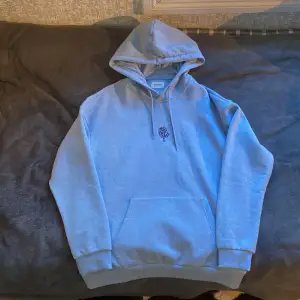 Ljusblå YOURTURN hoodie, alldrig använd. Finns ingen storlek på den men jag skulle säga att det är en L. säljes för 250kr (Jag står ej för frakten)