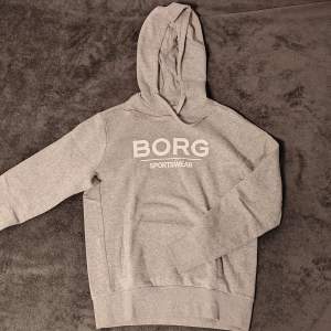 Grå Björn Borg hoodie i storlek XS/S. Skön och varm med skönt material. Helt oanvänd. Skriv vid minsta fundering eller för fler bilder!