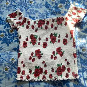 Hollister tröja med rosor💗 - Hollisister topp med rosor i väldigt fint skick. Perfekt till sommaren!🥰
