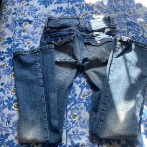 Bootcut jeans från h&m som tyvärr blivit för små för mig💗 pris går att diskutera!