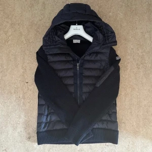 Moncler cardigan  - Säljer min Moncler Cardigan då jag ej tar på mig den mer, QR kod finns som går att skanna och storlek M men passar S