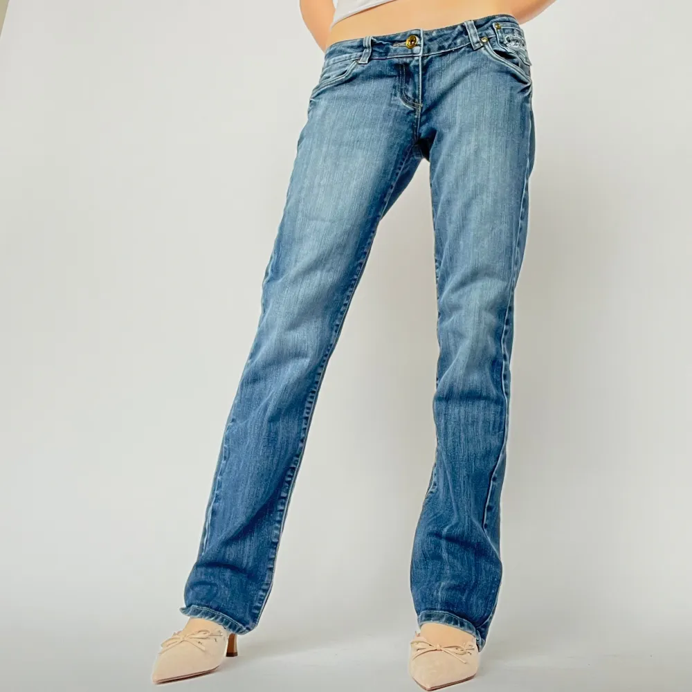 Lågmidjade vintage jeans som liknar Victoria Beckham. Modellen är ca 160 och bär 5 cm klackar. Innerbenslängden: 75 cm Midjemått: 74 cm. Jeans & Byxor.