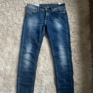 Säljer ett par feta dondup jeans av en äldre modell av modellen George. 9/10 skick inga defekter så långt jag kan se. Pris kan diskuteras vid snabb affär. Dm för funderingar