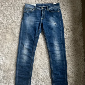 Dondup jeans - Säljer ett par feta dondup jeans av en äldre modell av modellen George. 9/10 skick inga defekter så långt jag kan se. Pris kan diskuteras vid snabb affär. Dm för funderingar