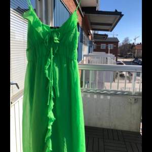 Grön maxiklänning perfekt till sommaren! Utöver bristen på sista bilden är den i väldigt bra skick💚 ord pris 599:-