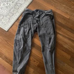 Baggy sweet sktbs jeans grå - Baggy gråa jeans från sweet sktbs har används men är i bra skick inga fläckar eller märken 