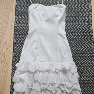 Söt vit klänning som är perfekt till studenten 💕 med avtagbara band 🩷