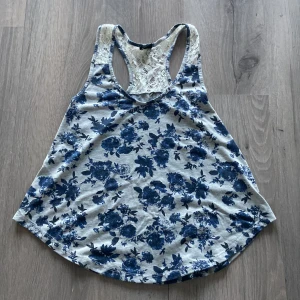 Topp - Blommigt ginatricot linne med spets baksida. Den är i strl xs och är sann i strl. Den passar även mig som är S/M. Jättefin och skönt material, hör av dig om mer information 