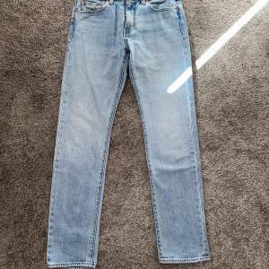 Hej! Säljer dessa Levis Jeans i superbra skick, inga slitage eller defekter.  Modell: 502 Nypris: 1100kr  Hör av dig vid fler frågor!