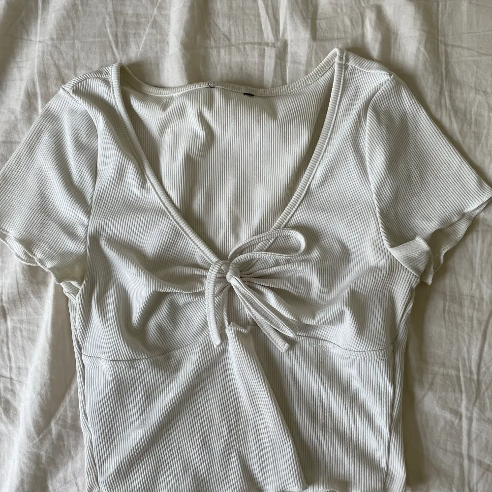 En jättesöt vit tröja från hm, ribbad, nästan aldrig använd! XS-S, inga defekter! :). T-shirts.