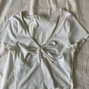En jättesöt vit tröja från hm, ribbad, nästan aldrig använd! XS-S, inga defekter! :)