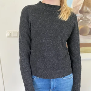 Stickad tröja  - Svart stickad tröja, använd några gånger men är i bra skick, säljer för att den inte kommer till användning  Nypris: 250kr