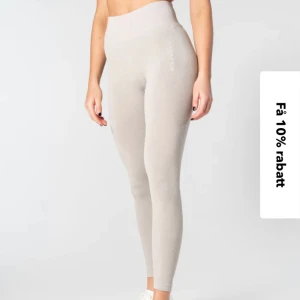 Träningstights  - Supersnygga helt oanvända tights från relode, köpte fel storlek så därför jag säljer! Ordinarie pris 699