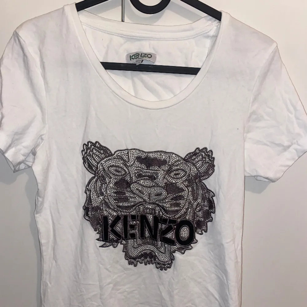 Superfin kenzo t-shirt använd några gånger💕. T-shirts.