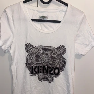 Kenzo T-shirt - Superfin kenzo t-shirt använd några gånger💕