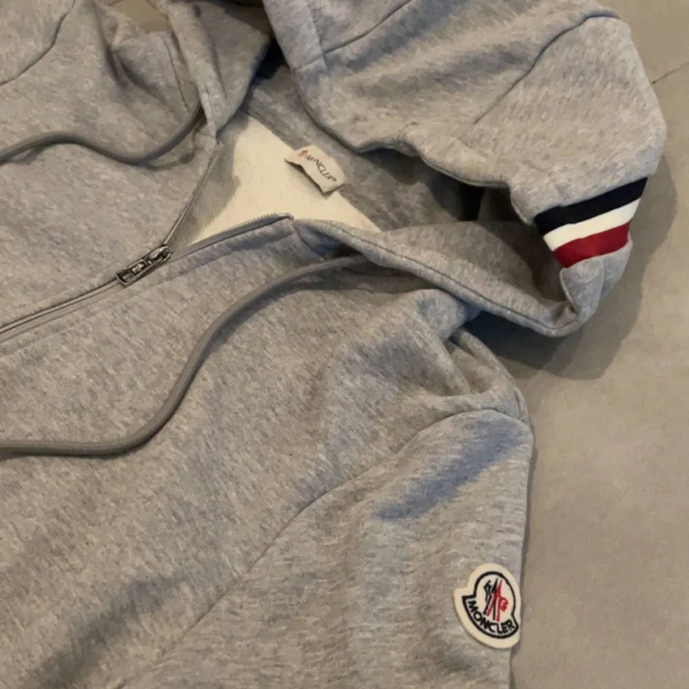 Säljer nu min moncler zip hoodie. Tröjan är i perfekt skick, skriv gärna ifall ni har fler frågor!. Hoodies.