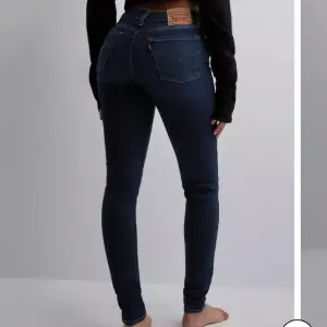 Säljer dessa jättefina Levi’s jeans, För fler bilder skriv privat❤️