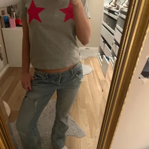 Tröja  - Säljer denna ikoniska tröjan som ja gjort själv!🩷 den e jätte cool o ville testa att sälja den men hade lätt gått runt me den själv men hade varit kul att sälja den🩷🩷🩷