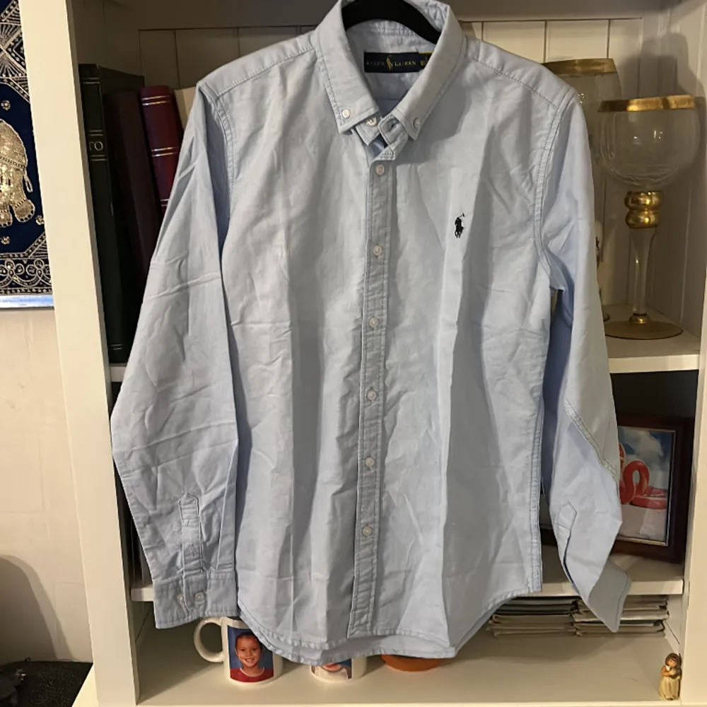 Ljus blå Ralph lauren skjorta, Knapp använd, Nypris 1600. Skjortor.