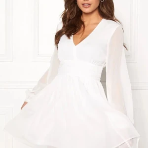 Vit klänning🤍 - Säljer denna jätte fina klänning i nästan nyskick. Perfekt till student, skolavslutning, konfirmation osv. Orginalpris 699. Köpare står för frakt 📦💝