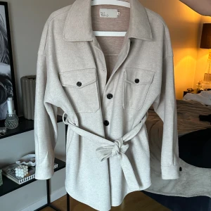 Beige kappa  - Jag säljer min beiga kappa pågrund av att jag inte använder den. Har köpt den på Nelly och den är i i fint skick. 🩷😍