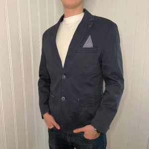 Tyg kavaj - Tyg Kavaj | Skick 9/10 | Storlek L | Pris 299kr | Modellen på bilden är 187cm | Fraktar via PostNord och Instabox på köparens bekostnad:)  Hör av dig vid frågor och funderingar mvh