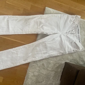 Bikbok jeans low straight - Storlek 29/32  Använda 1 gång, så fint skick!