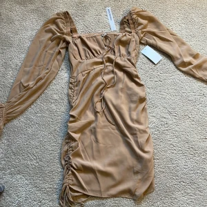 ny klänning frånNA-KD - Helt ny klänning, storlek 38 lappar kvar 