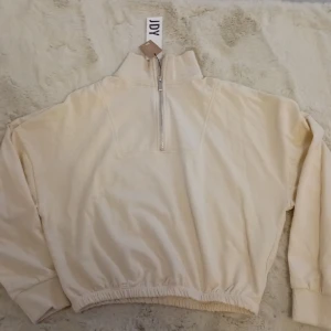 JDY tröja  - Helt ny zip up JDY tröja. Ny pris 330 kr 
