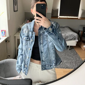 Jeansjacka - Säljer min jeansjacka då den inte kommer till användning, vet tyvärr inte märket då den är köpt på second hand, men jackan är i jättefint skick