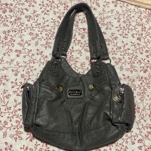 Brun grå väska💕 -  Brun grå väska till salu har aldrig använt väskan har sju fickor 💕