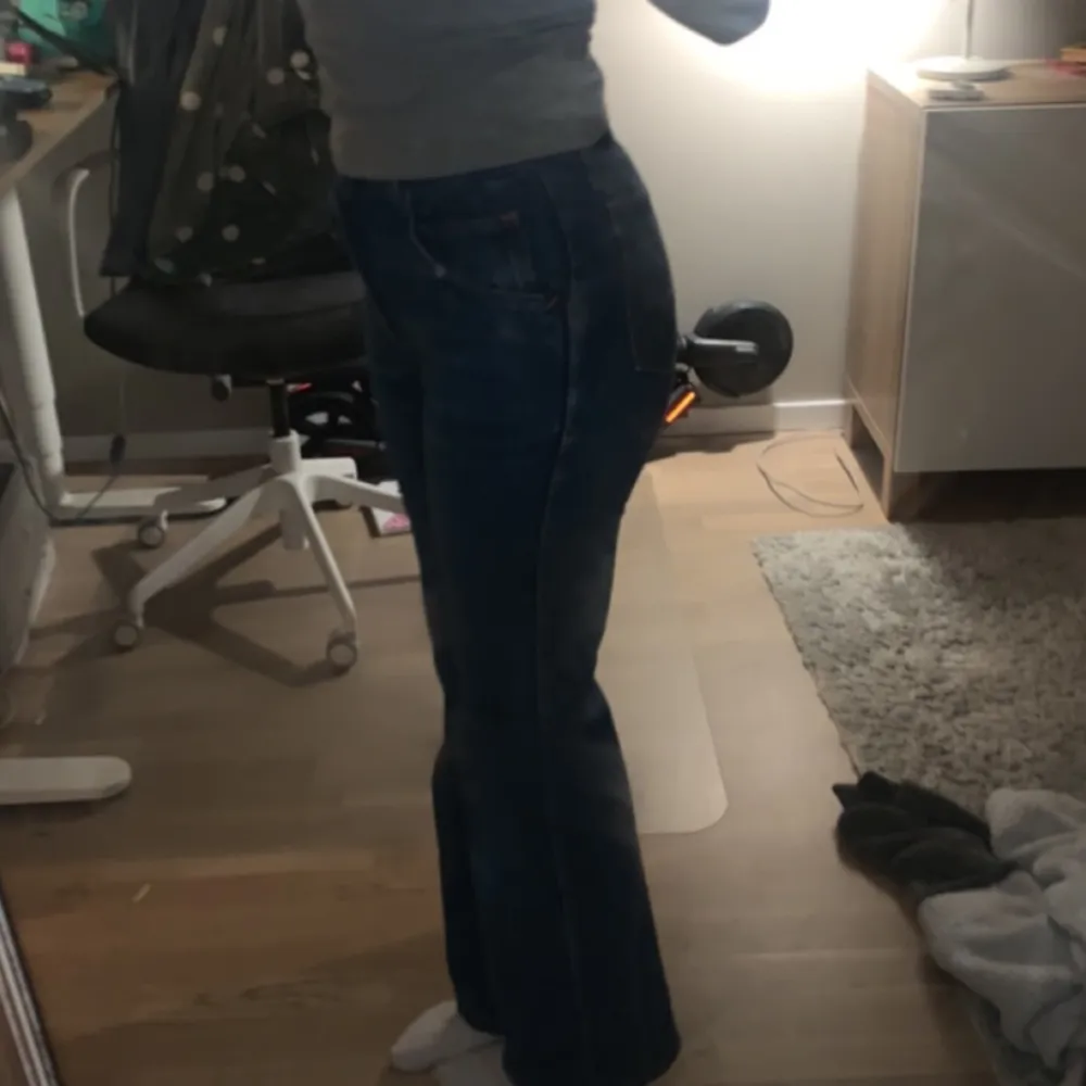 Snygga 70-tals jeans som tyvärr inte kommer till användning. Sitter perfekt på mig som är 167 lång. Jeans & Byxor.