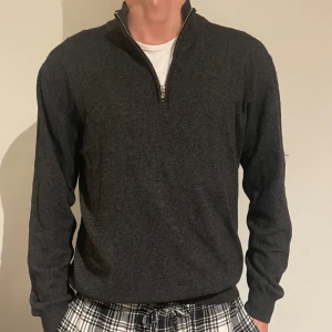 Oscar Jacobson halfzip - Säljer denna feta mörkgråa Kashmir halfzip. Den är i storleken M och är 8.5/10 i skick. Vid minsta lilla fåra är de ba att hojta!