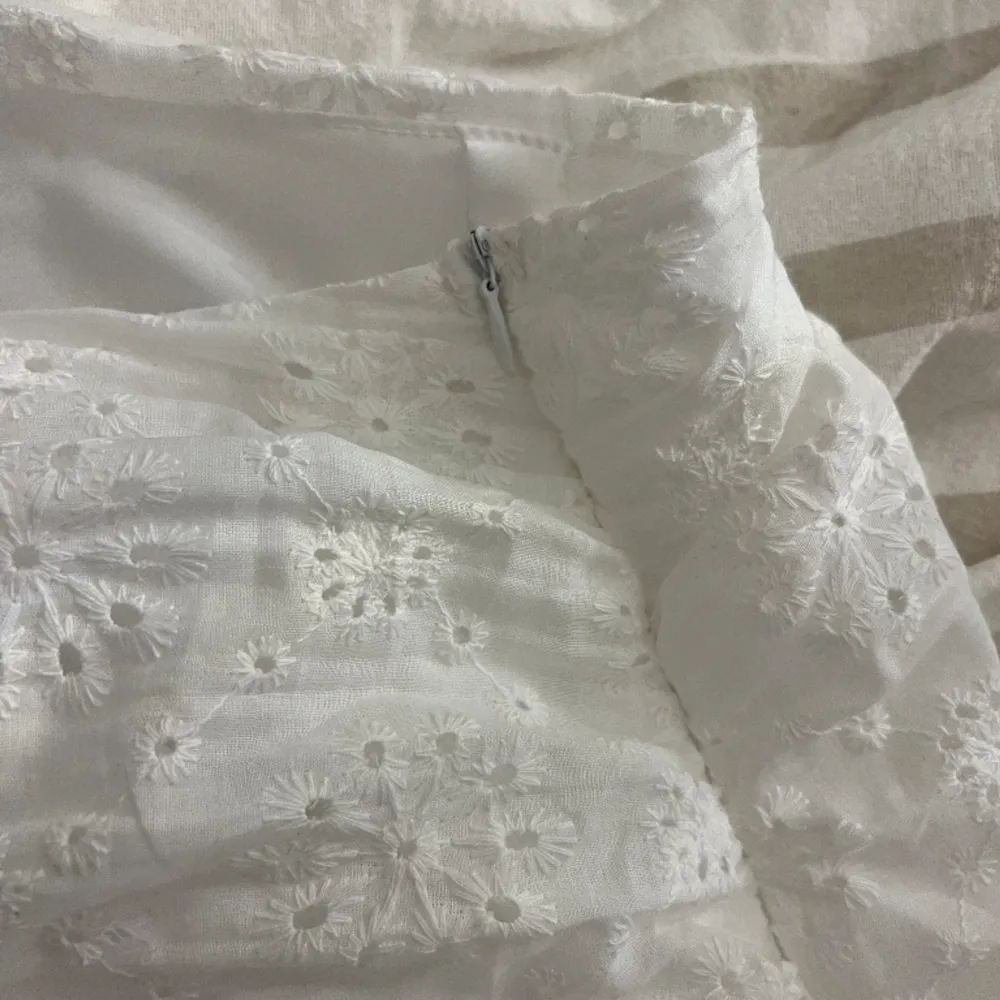 Perfekta vita kjolen till sommaren som tyvärr är för liten för mig😩 helt oanvänd endast testad, skriv vid frågor 🫶🏼. Kjolar.