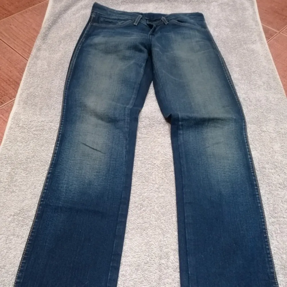 Snygga blåa jeans som är lågmidjade. De har aldrig använts och är k perfekt skick!! Är tyvärr inte i min storlek, därav säljer jag. De är 36 i midjemått, 75 i innerbenslängden. Kontakta för mer info!!!. Jeans & Byxor.