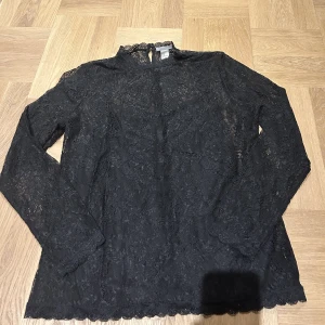 Hm spetströja  - Jätte fin spetströja från hm, med ett linne under. Använd vid ett tillfälle. Storlek M