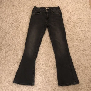 Lågmidjade butcut jeans  - Säljer nu mina supersnygga svarta jeans från Young Gina då dom blivit försmå💗Dom är i modell butcut och lågmidjade. De är bara att höra av sig vid frågor eller funderingar💞