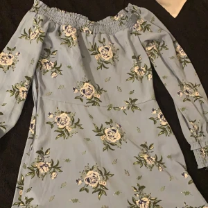 Blommig klänning  - Från New Yorker 