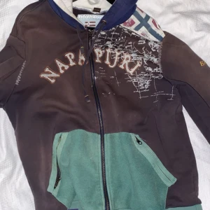 Napapijri hoddie  - En fin och välskött Napapirji  hoddie som är mycket fin! Tröjan är som sagt sällsynt och jag tycker den är väldigt snygg. Säljer den  pga att jag inte använder den längre.