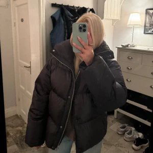 Jacka - Säljer denna oversized pufferjacka i quiltad kvalitet med hög krage samt dragkedja och tryckknappar fram 🥰 Jag beställde den från H&M för 1499kr. Jag har nästintill aldrig använt jackan så inga defekter förekommer 🙏🏼