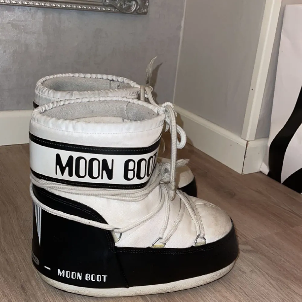 Säljer ett par superfina Moon boots i storlek 39/41, köpta för 1544kr och säljer för 700kr, använt några gånger 💋💕 Skicka vid intresse eller vid fler frågor och bilder!❣️ kanske sänker lite grann vid snabbt köp❣️. Skor.