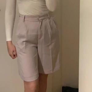 Kostymshorts - Lila shorts från H&M