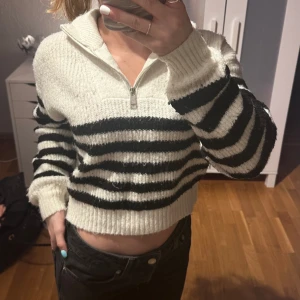 Stickad tröja - Hej! Säljer en jättefin stickad tröja från Kappahl. Lika fin stängd som öppen. Sälj pga att den inte kommer till användning. Skicket är väldigt bra! Hör gärna av er vid frågor🩷