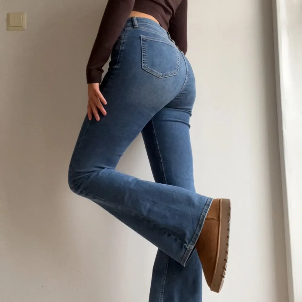 Så snygga och sköna bootcut jeans från Topshop, sparsamt använda och i fint skick utan defekter! 🩵 Jag är 180 cm och brukar ha M/L i kläder för referens . Jeans & Byxor.