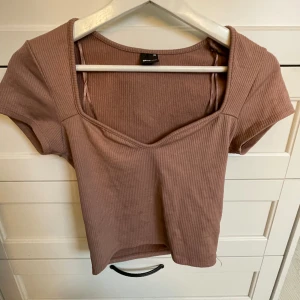 Kortärmad tröja  - Använd 1 gång, finns inte längre att köpa. Den är beige fast lite mörkare 