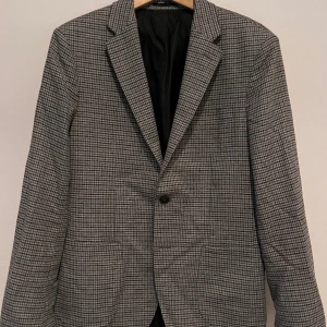 Kavaj från Volt - Volts egna märke (TGD), använd ett par gånger. Härligt mönster som funkar under hela året. Passar även som typ jacka.